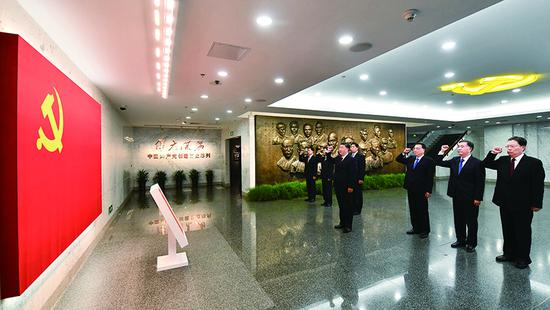 2017年10月31日，中共中央總書(shū)記、國(guó)家主席、中央軍委主席習(xí)近平帶領(lǐng)中共中央政治局常委李克強(qiáng)、栗戰(zhàn)書(shū)、汪洋、王滬寧、趙樂(lè)際、韓正，瞻仰上海中共一大會(huì)址和浙江嘉興南湖紅船。這是31日上午，在上海中共一大會(huì)址紀(jì)念館，習(xí)近平帶領(lǐng)其他中共中央政治局常委同志一起重溫入黨誓詞。 新華社記者 李濤/攝