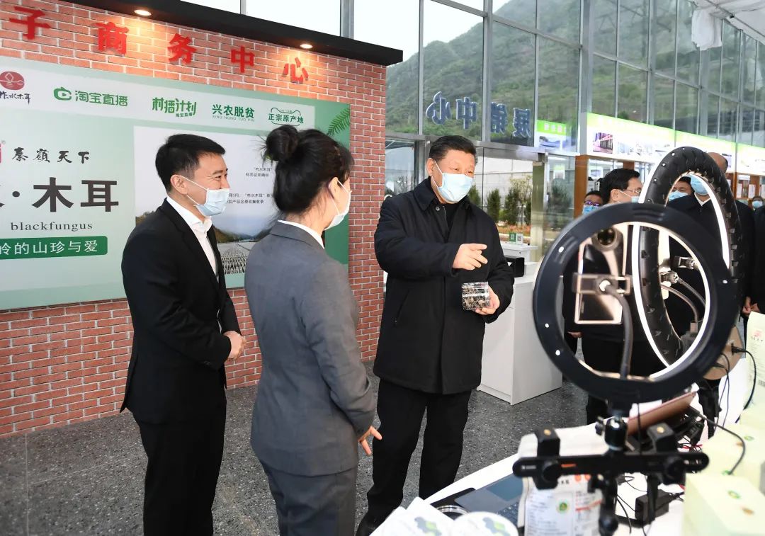 2020年4月20日，習(xí)近平在商洛市柞水縣小嶺鎮(zhèn)金米村培訓(xùn)中心，了解該村發(fā)展木耳產(chǎn)業(yè)情況。新華社記者 謝環(huán)馳 攝