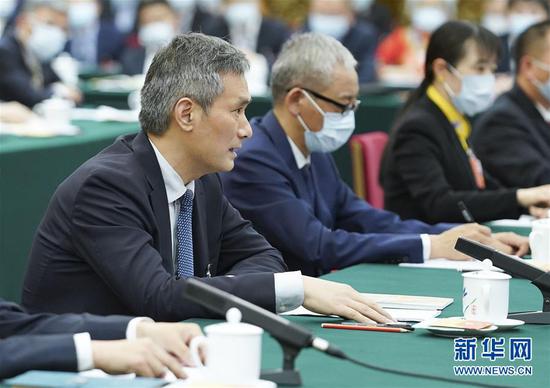  5月24日，全國人大代表羅杰（左一）參加湖北代表團(tuán)的審議并發(fā)言。新華社記者 黃敬文 攝