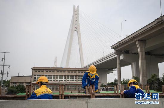  4月30日，來自中鐵七局的建設(shè)者在武漢武九北綜合管廊工程施工現(xiàn)場作業(yè)。新華社記者 肖藝九 攝