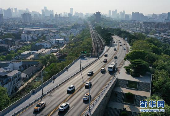 4月15日在早高峰時(shí)段拍攝的武漢長江大橋（無人機(jī)照片）。 新華社記者 李賀 攝